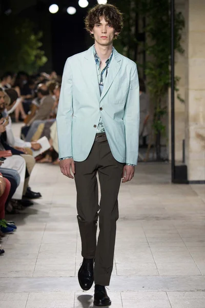 Look 16
